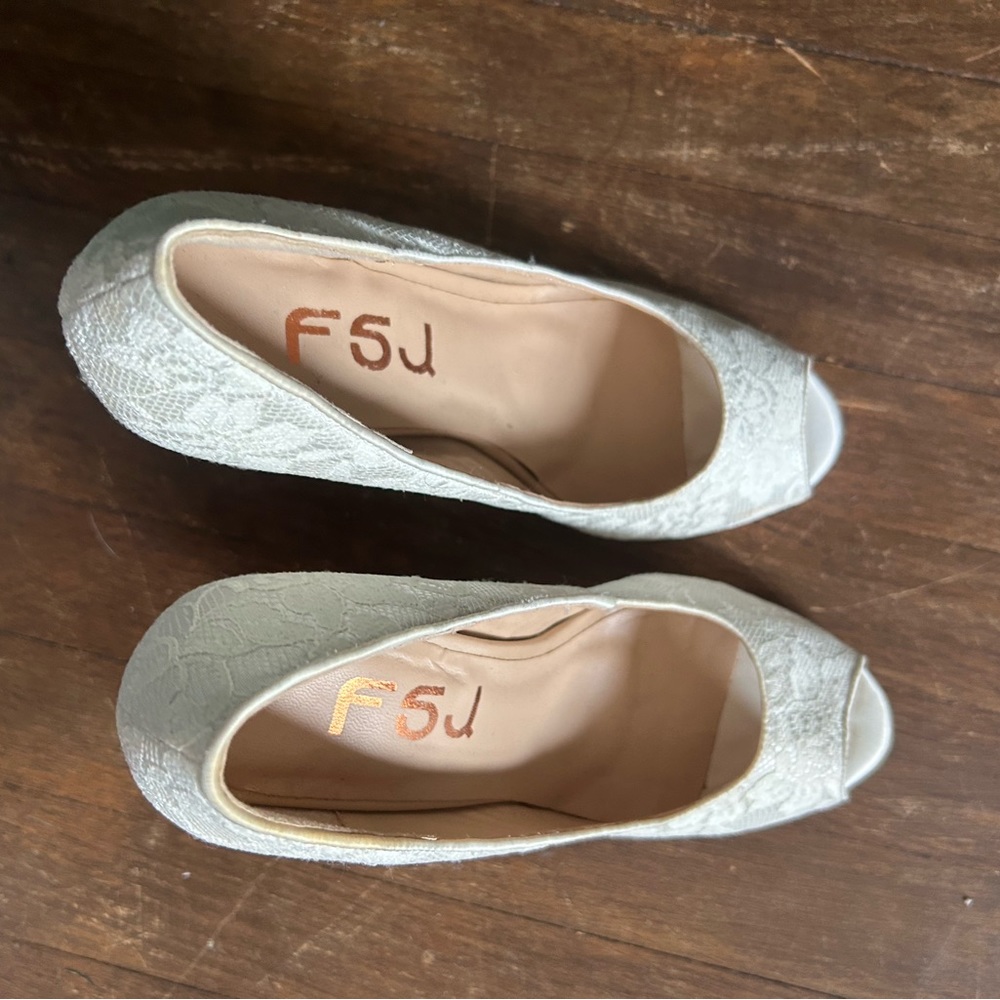 F5J white heel shoe 6.5 US W